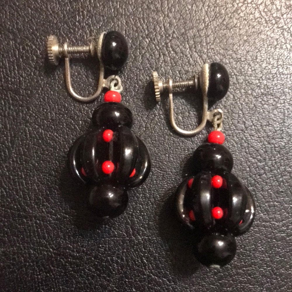 Vintage Black & Red Dot 🔴 earrings Screwback 3D